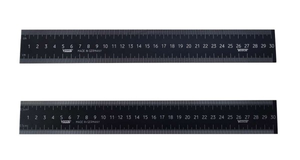 Abbildung: Maßstab aus gehärtetem Aluminium, schwarz mit weißer Skalierung 250 mm (Das Bild kann vom Original geringfügig abweichen.)