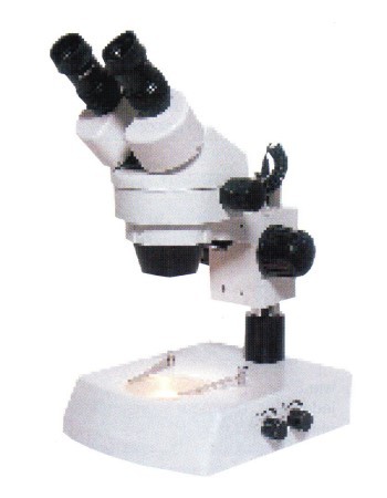 Abbildung: Stereo- Zoom- Mikroskop SZM 1 (Das Bild kann vom Original geringfügig abweichen.)