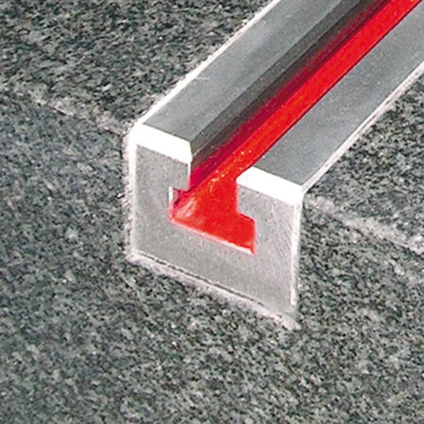 Abbildung: Spann-T-Nute für Messplatten aus Hartgestein 400 mm (Das Bild kann vom Original geringfügig abweichen.)
